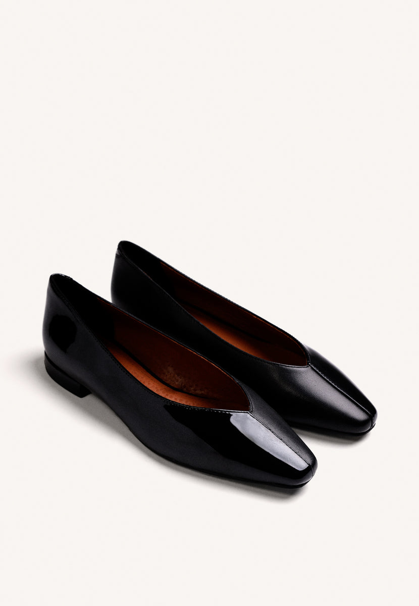 BLACK PATENT LEATHER BALLET FLATS