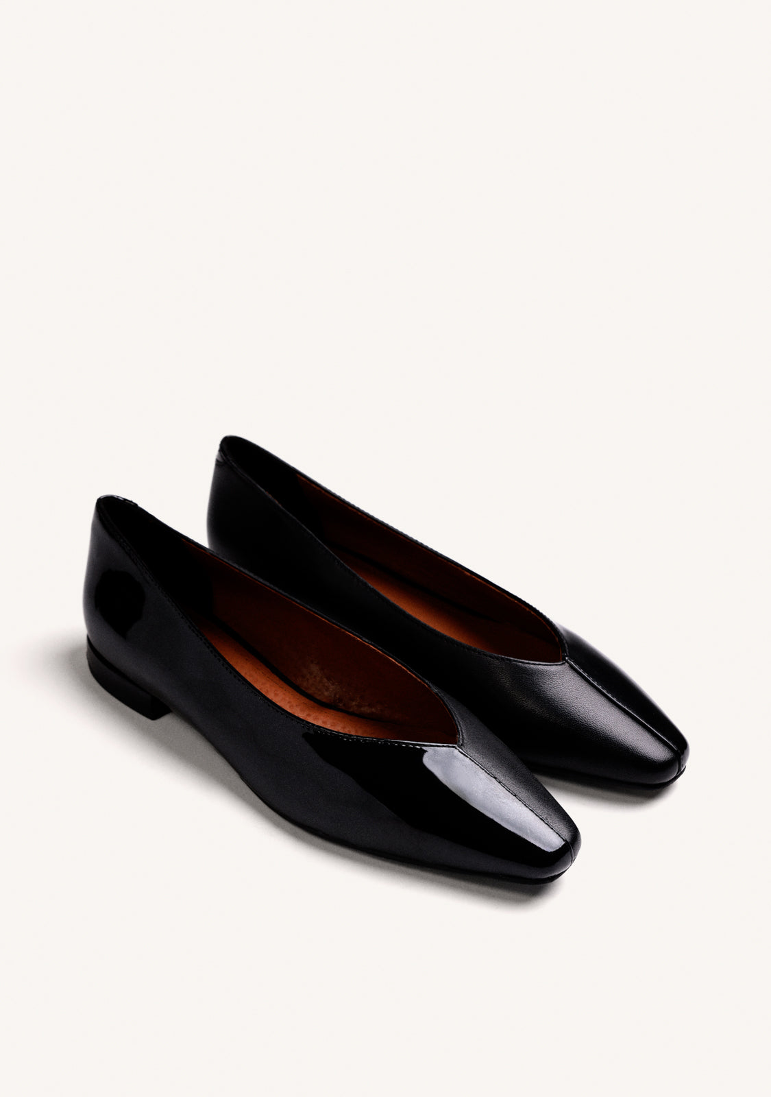 BLACK PATENT LEATHER BALLET FLATS