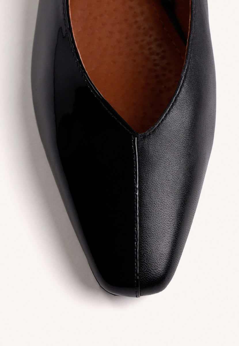 BLACK PATENT LEATHER BALLET FLATS
