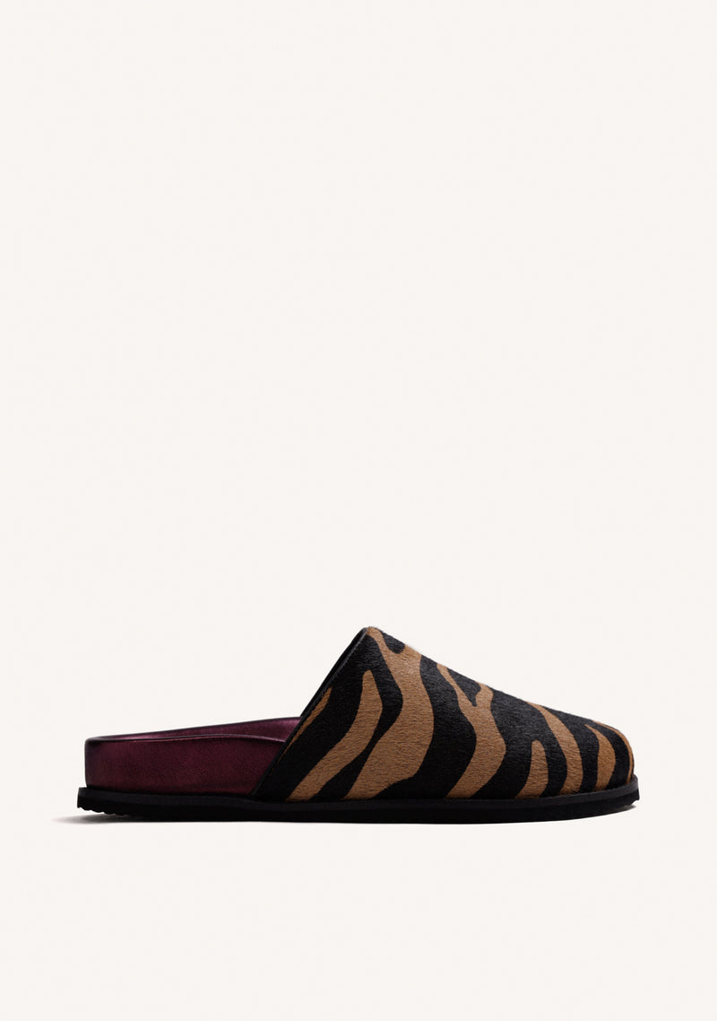 ZUECOS ESTAMPADO ANIMAL PIEL HEBILLA