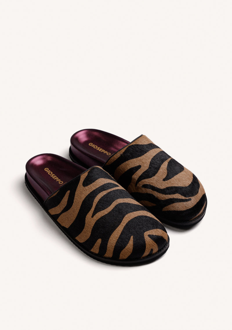 ZUECOS ESTAMPADO ANIMAL PIEL HEBILLA