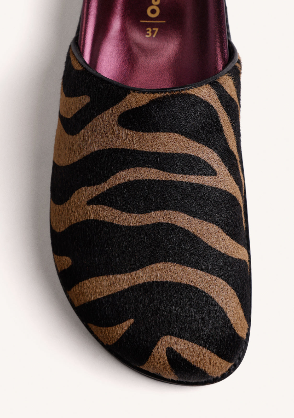 ZUECOS ESTAMPADO ANIMAL PIEL HEBILLA