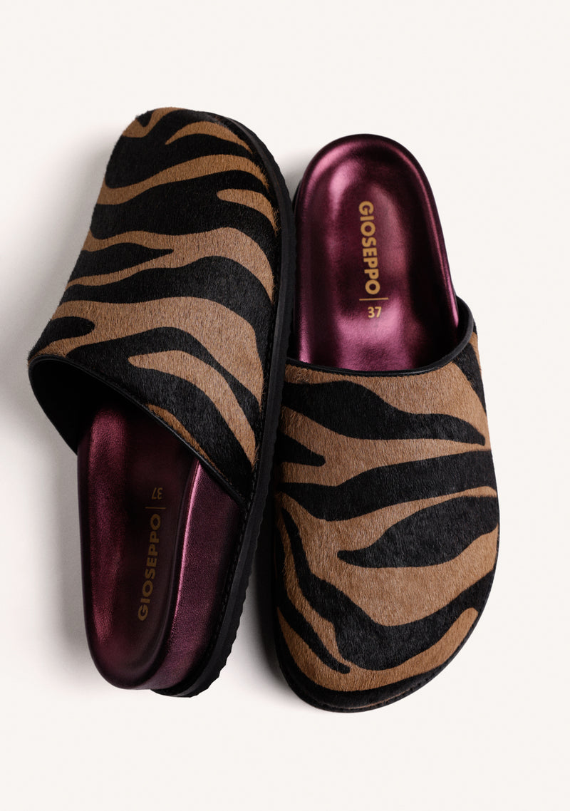 ZUECOS ESTAMPADO ANIMAL PIEL HEBILLA