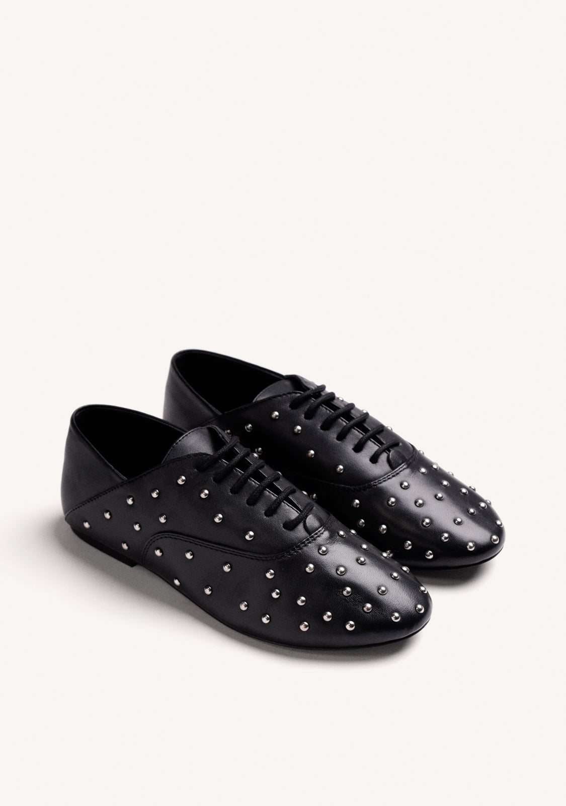 ZAPATOS PLANOS NEGROS PIEL TACHAS