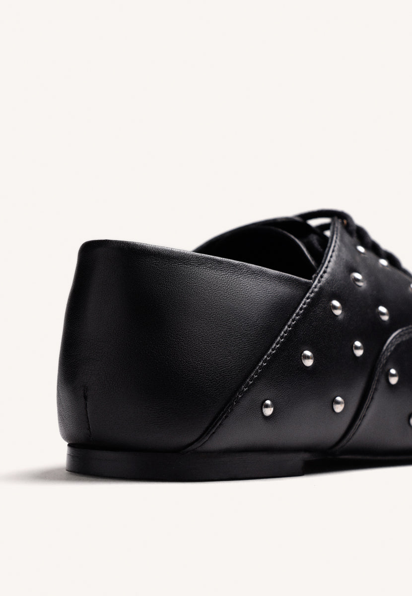 CHAUSSURES PLATES NOIRES EN CUIR AVEC CLOUS
