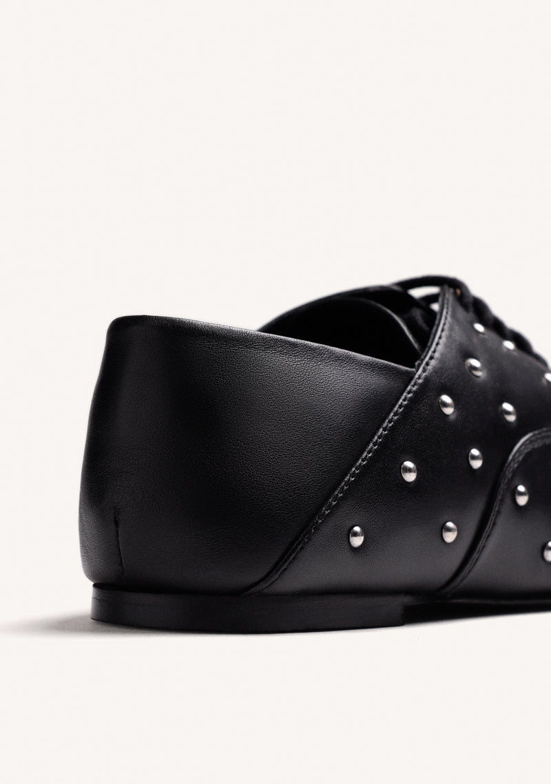 ZAPATOS PLANOS NEGROS PIEL TACHAS