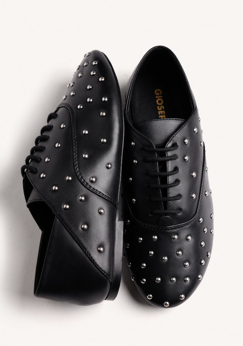ZAPATOS PLANOS NEGROS PIEL TACHAS