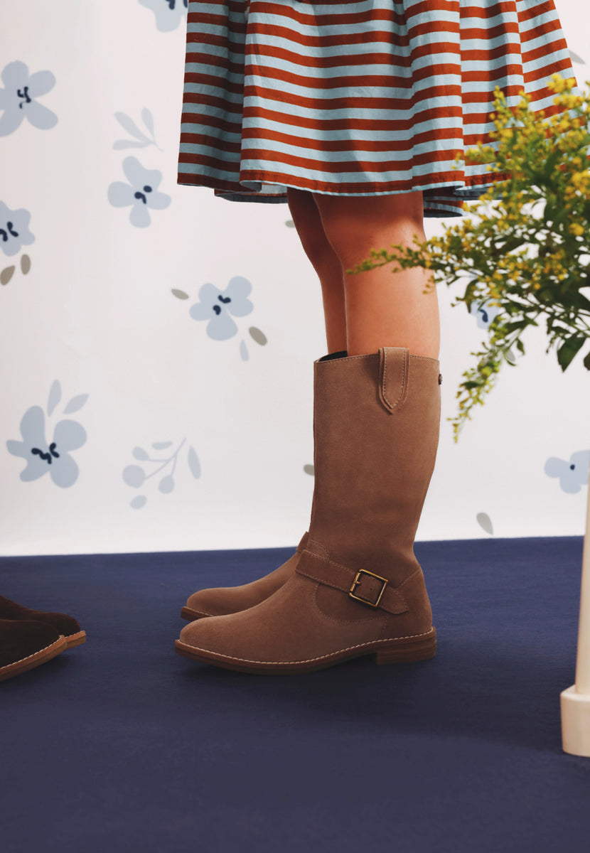 BOTAS TAUPE EM PELE CLÁSSICAS