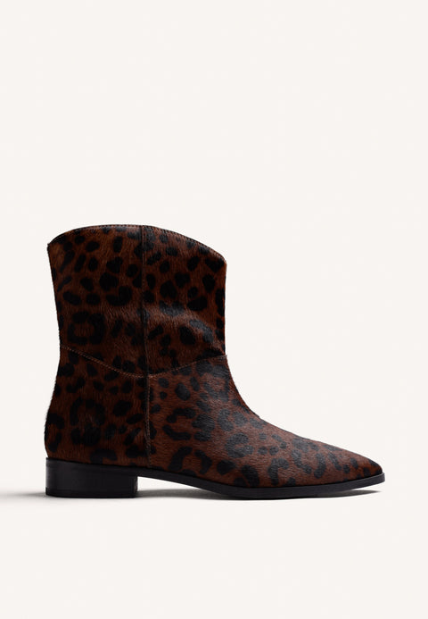 BOTINS DE PELE COM ESTAMPA ANIMAL