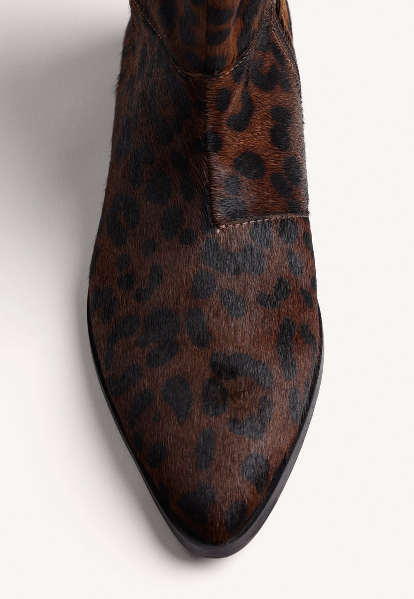 BOTINS DE PELE COM ESTAMPA ANIMAL