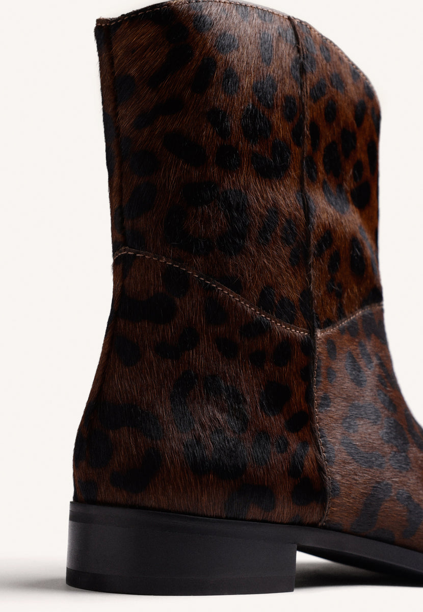 BOTINS DE PELE COM ESTAMPA ANIMAL