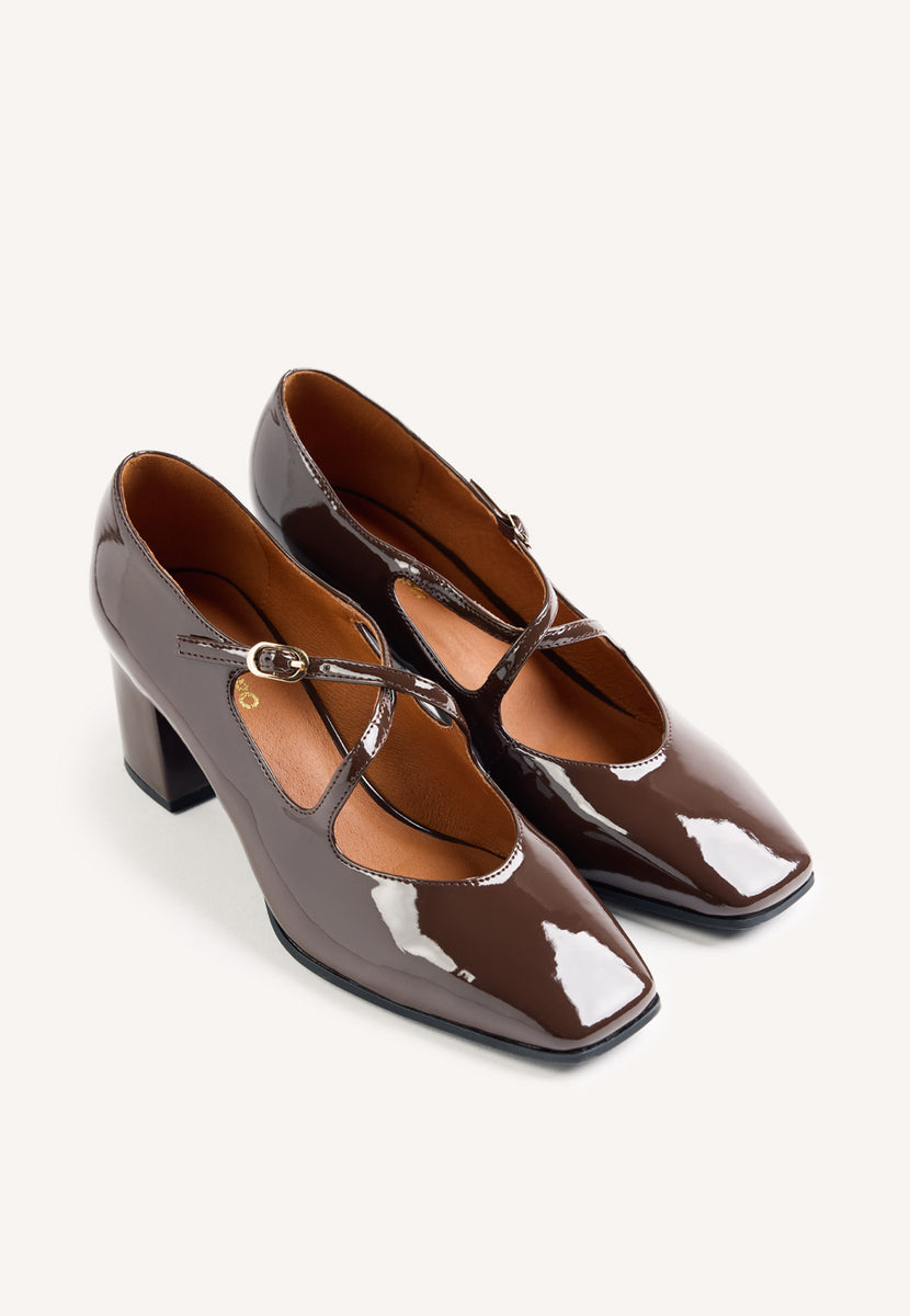 ZAPATOS TACÓN MARRÓN EFECTO CHAROL