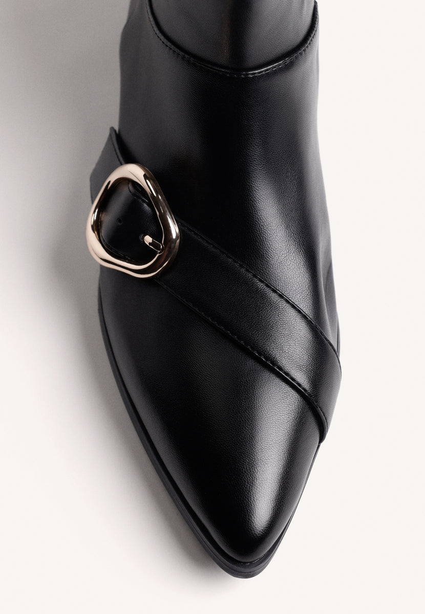 BOTAS NEGRO ELÁSTICAS HEBILLA