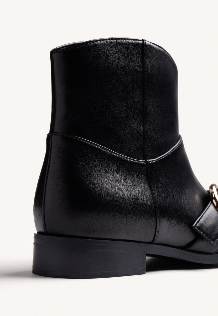 BOTAS NEGRO ELÁSTICAS HEBILLA