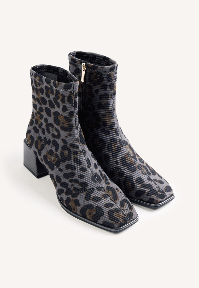 BOTINS ELÁSTICOS COM ESTAMPA ANIMAL