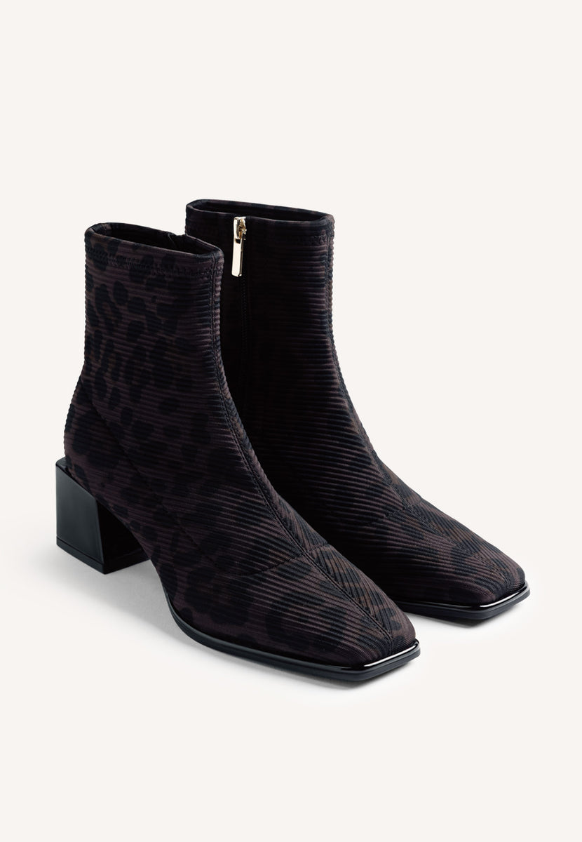 BOTINS ELÁSTICOS COM ESTAMPA ANIMAL