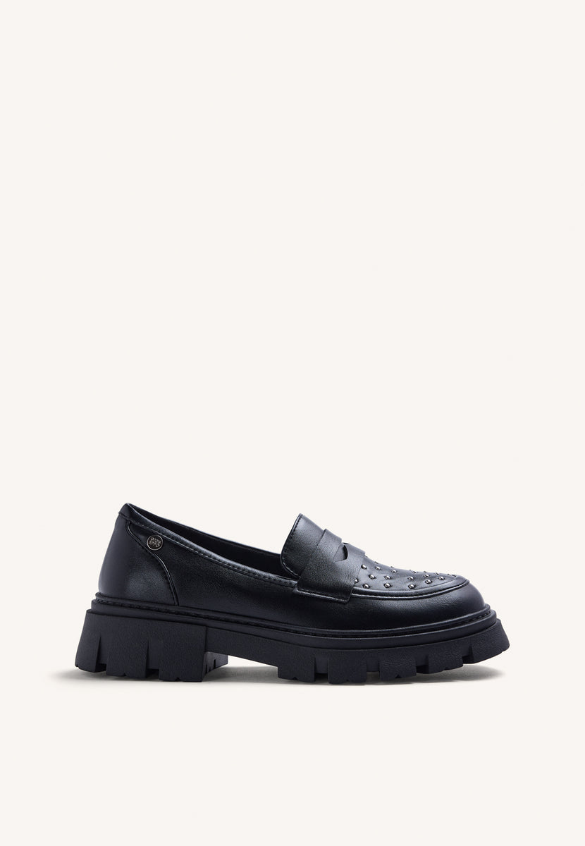MOCASSINS PRETOS COM TACHAS