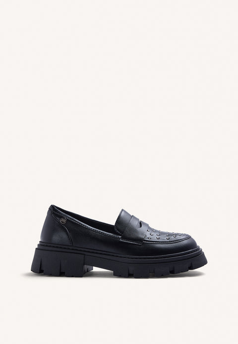 MOCASSINS PRETOS COM TACHAS