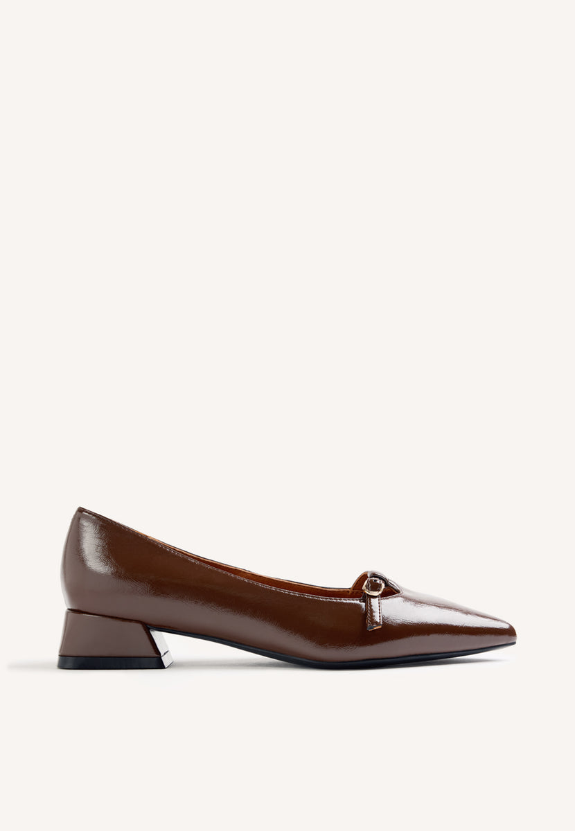 SCARPE CON TACCO MARRONI EFFETTO VERNICE