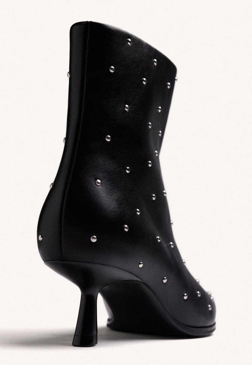 BOTALETAS PRETAS COM TACHAS KITTEN
