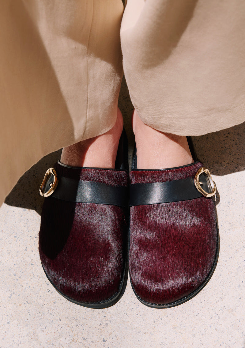 BURGUNDY LEATHER CLOGS WITH BUCKLE