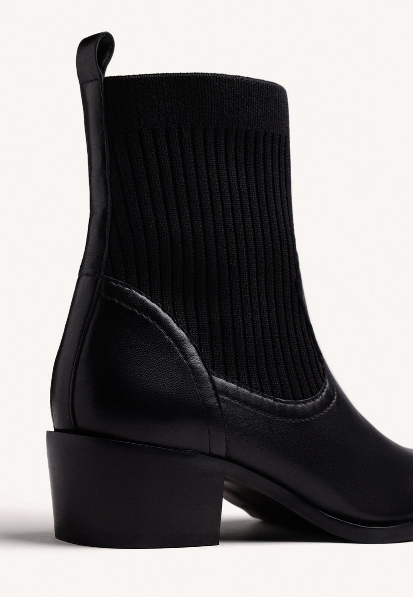 BOTAS PRETAS COWBOY ELÁSTICAS EM PELE
