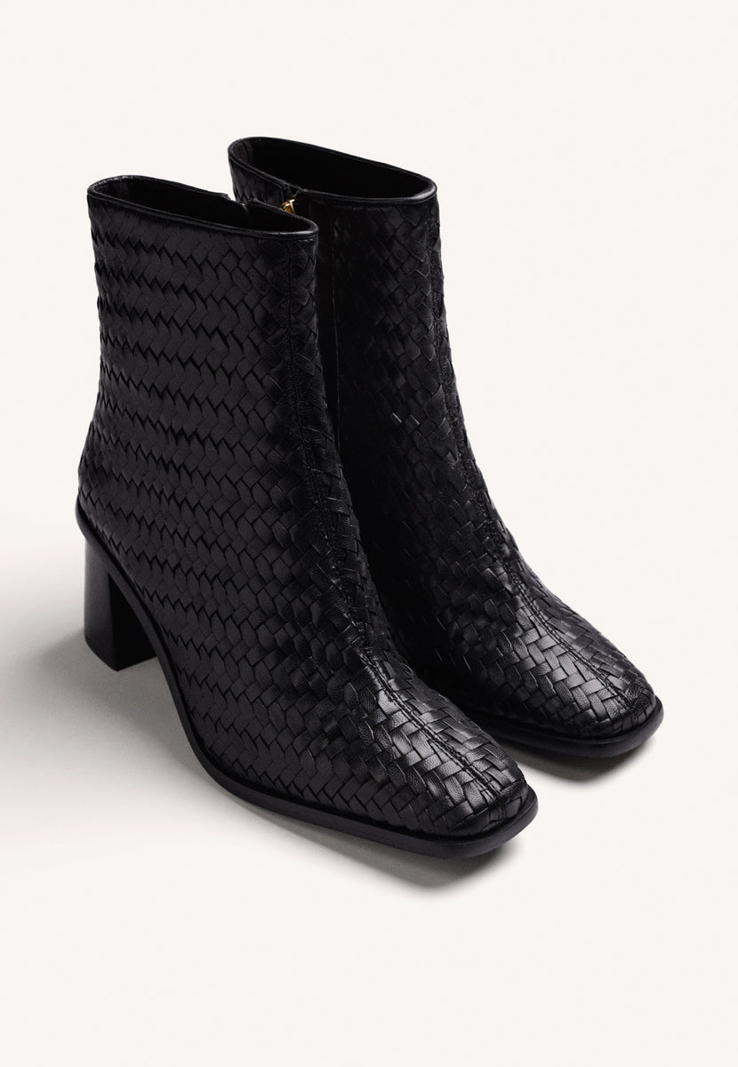 BOTINS PRETOS EM PELE TRANÇADA