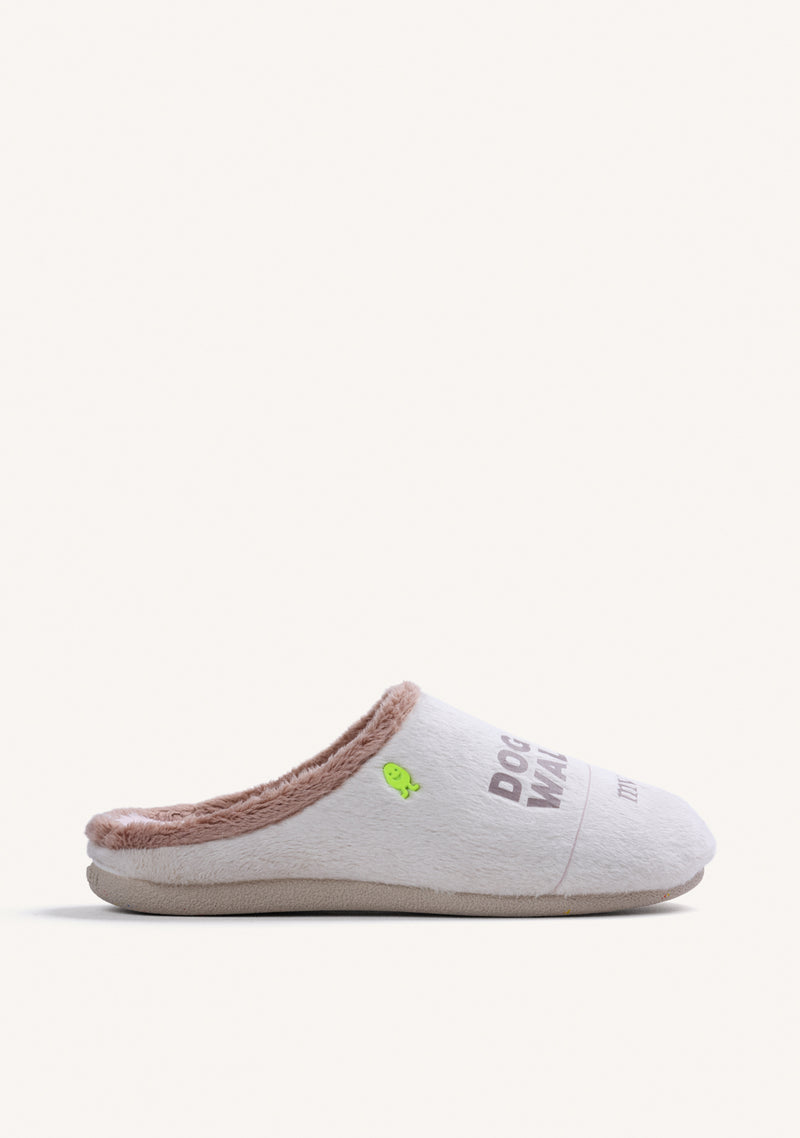 CHAUSSURES D'INTÉRIEUR BEIGE EN FOURRURE AVEC TEXTE