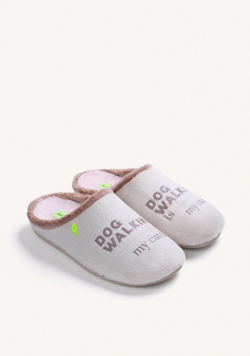 CHAUSSURES D'INTÉRIEUR BEIGE EN FOURRURE AVEC TEXTE