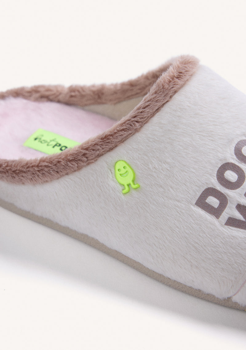 CHAUSSURES D'INTÉRIEUR BEIGE EN FOURRURE AVEC TEXTE