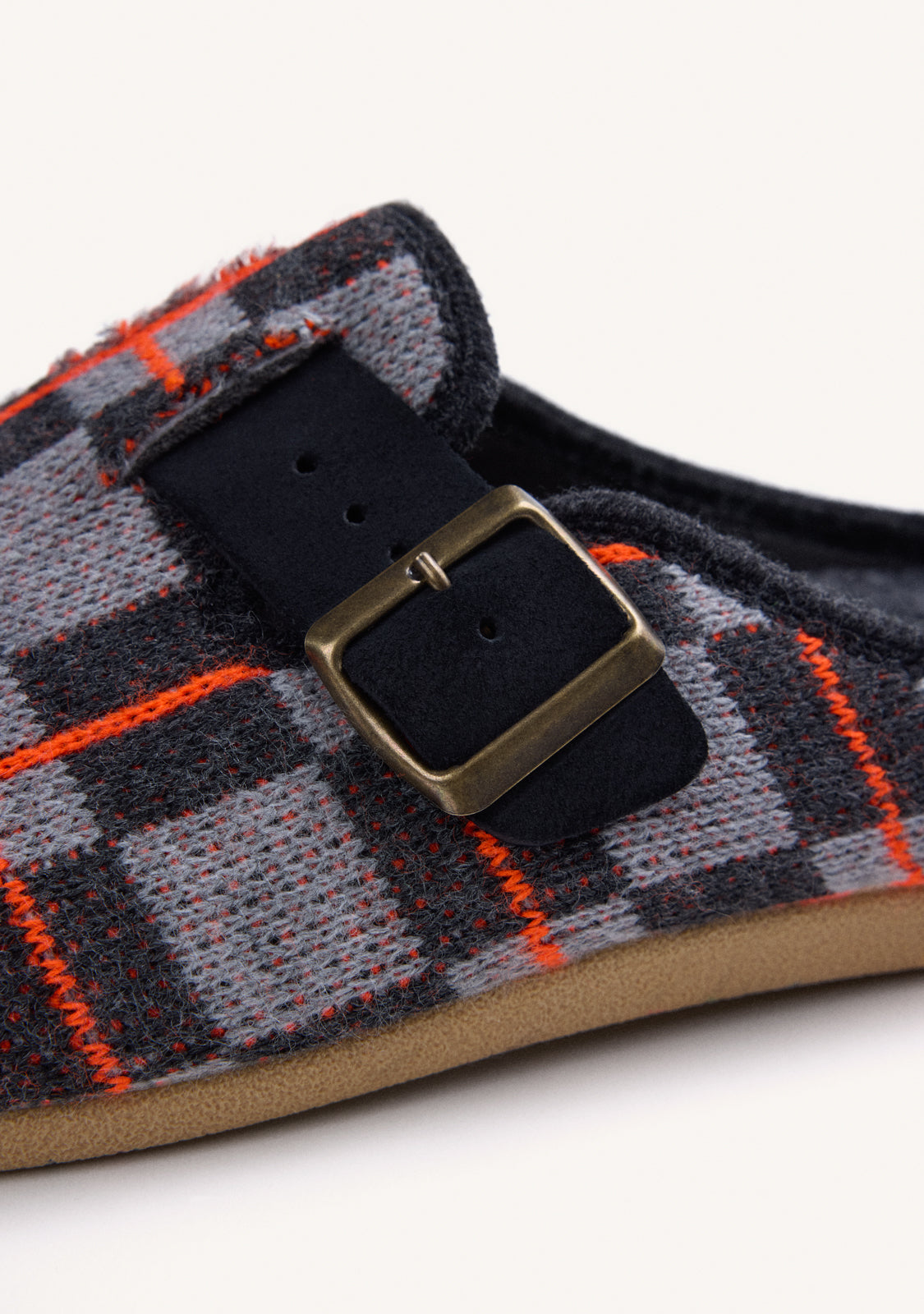 GREY HOUSE SLIPPERS CLOG-STYLE WITH FUR