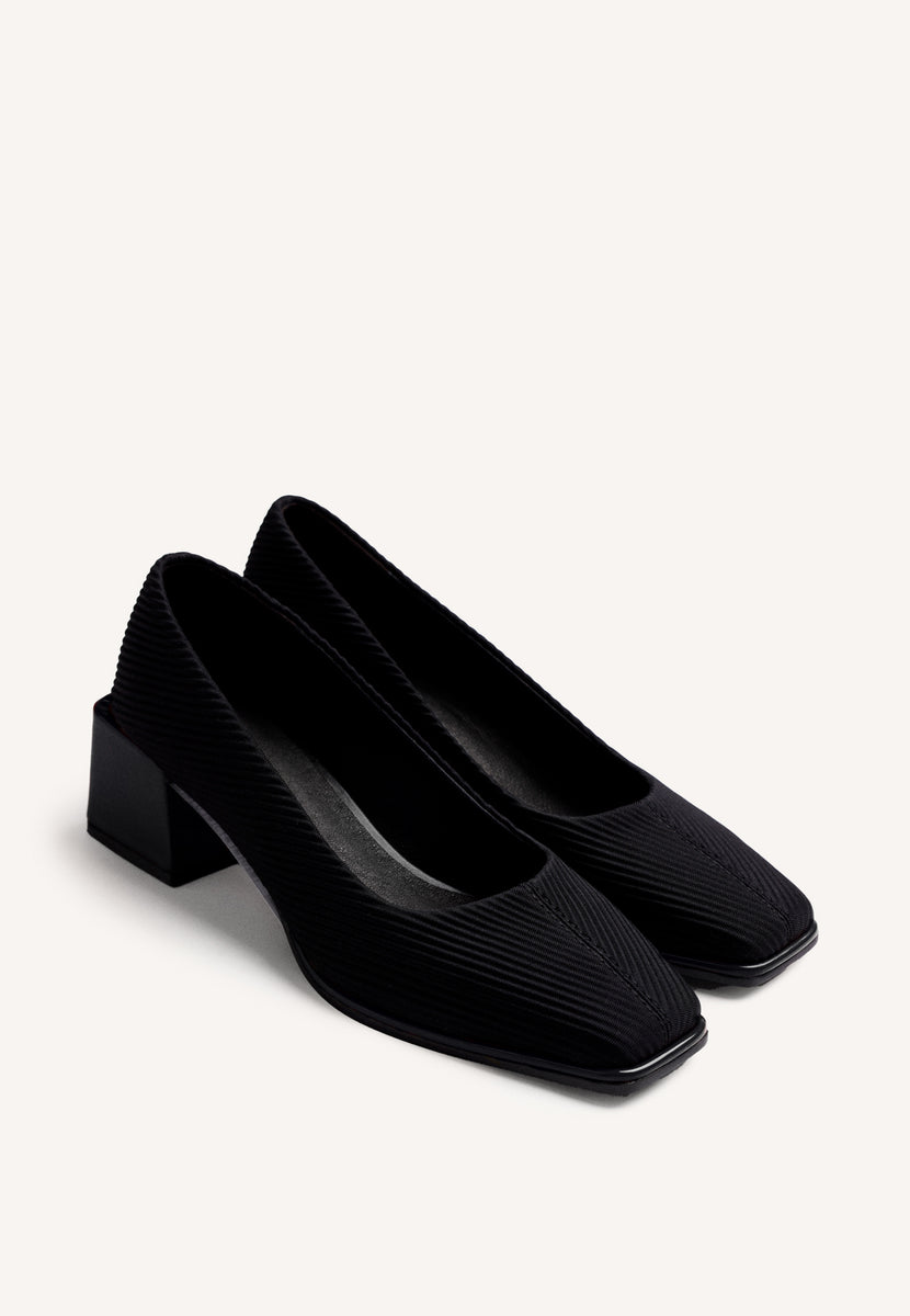 CHAUSSURES À TALONS NOIRS ÉLÉGANTES
