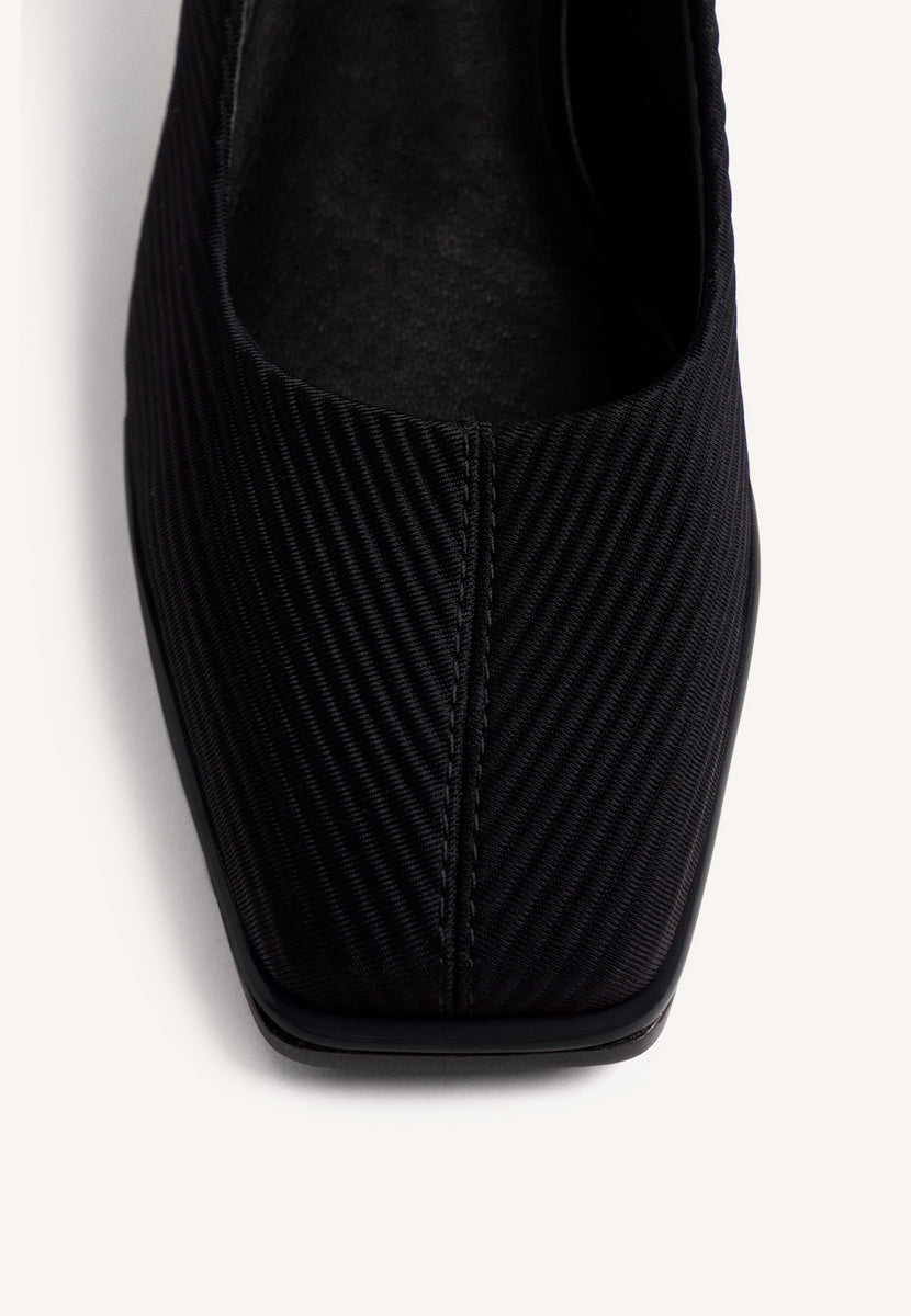 CHAUSSURES À TALONS NOIRS ÉLÉGANTES