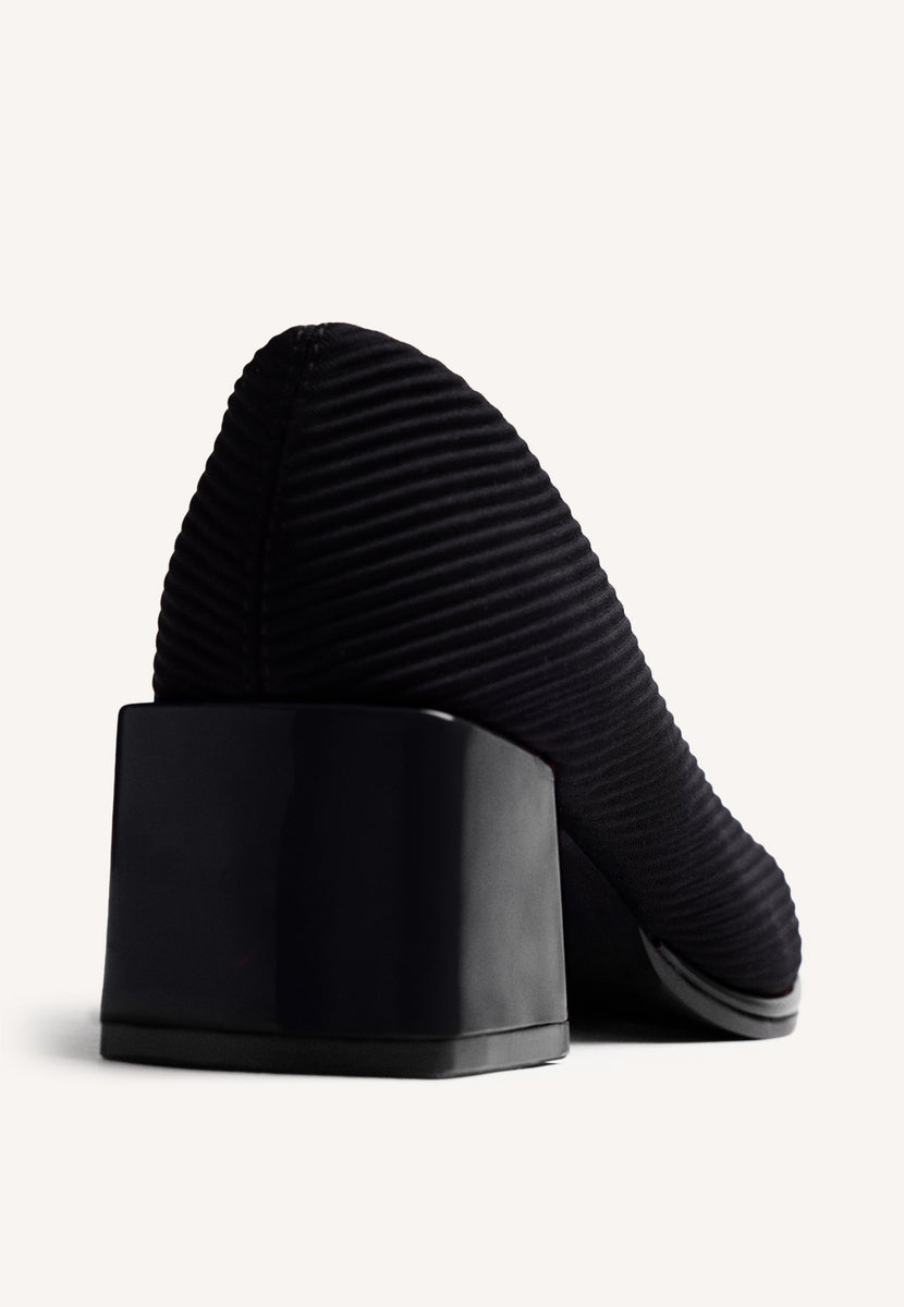 CHAUSSURES À TALONS NOIRS ÉLÉGANTES