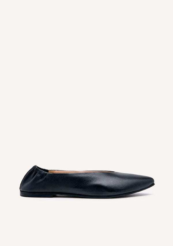 BAILARINAS DE PIEL COLOR NEGRO CON PUNTA FINA Y TALÓN FRUNCIDO PARA MUJER