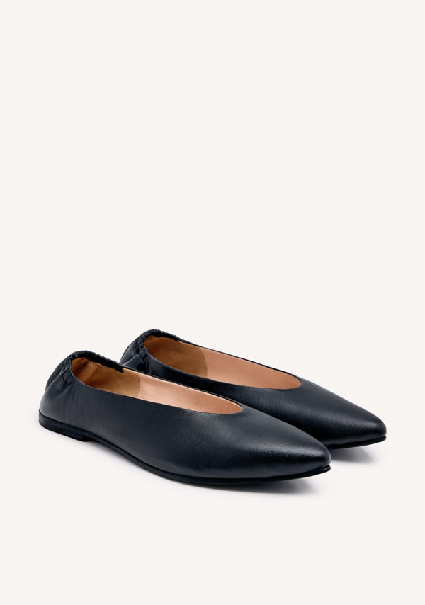 BAILARINAS DE PIEL COLOR NEGRO CON PUNTA FINA Y TALÓN FRUNCIDO PARA MUJER