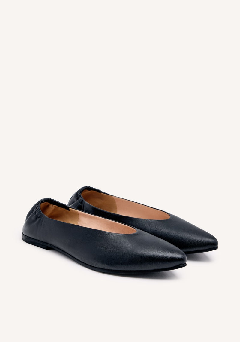 BAILARINAS DE PIEL COLOR NEGRO CON PUNTA FINA Y TALÓN FRUNCIDO PARA MUJER