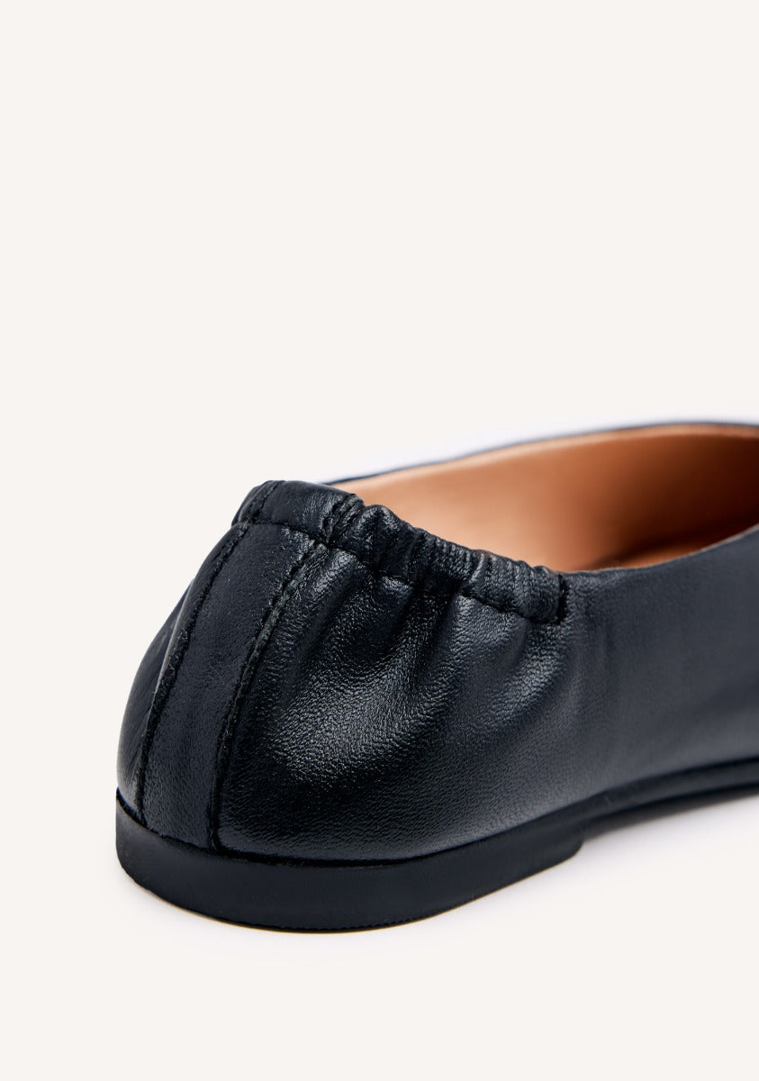 BAILARINAS DE PIEL COLOR NEGRO CON PUNTA FINA Y TALÓN FRUNCIDO PARA MUJER