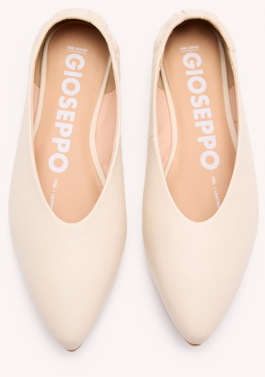 BAILARINAS DE PIEL COLOR OFF-WHITE CON PUNTA FINA Y TALÓN FRUNCIDO PARA MUJER