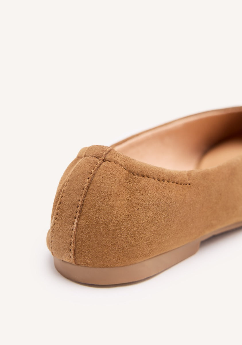 BAILARINAS DE PIEL COLOR CUERO CON PUNTA FINA Y TALÓN FRUNCIDO PARA MUJER