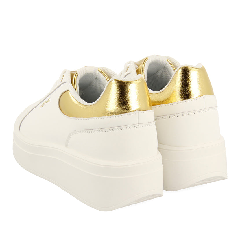 SNEAKERS BLANCAS CON PLATAFORMA Y DETALLE DORADO PARA MUJER