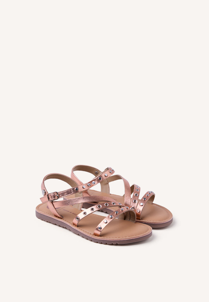 SANDALIAS PIEL BRILLO, TACHAS Y OLLADOS AWASI