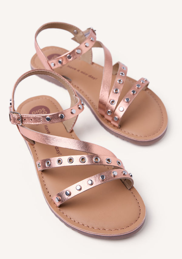 SANDALIAS PIEL BRILLO, TACHAS Y OLLADOS AWASI