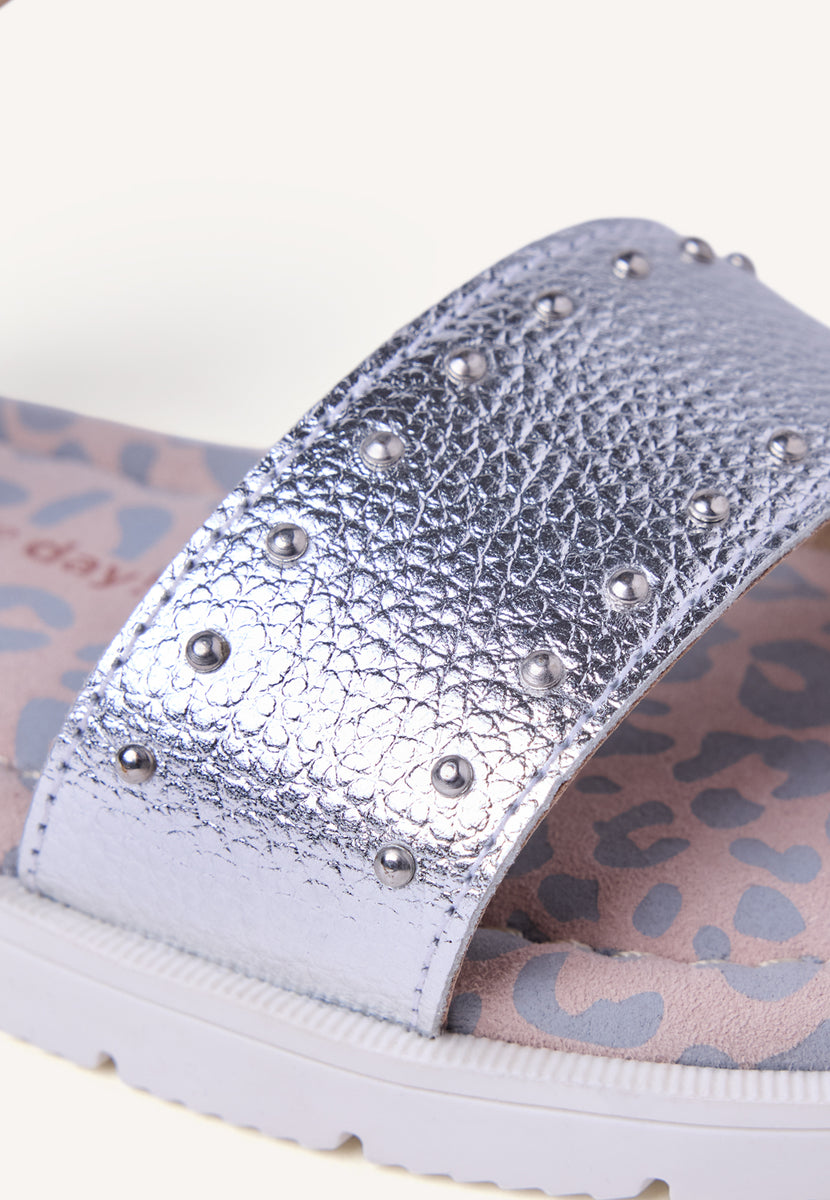 SANDALIAS PIEL BRILLO Y TACHAS CABERFAE