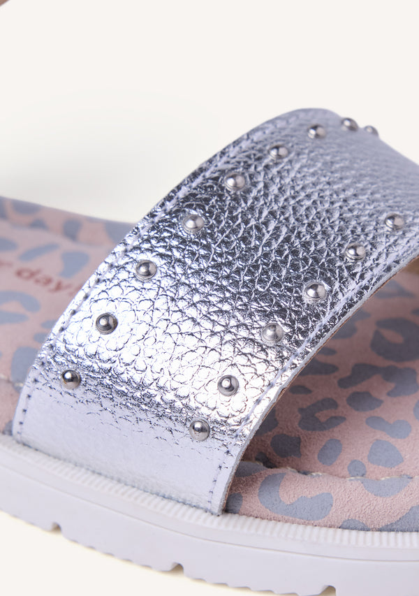 SANDALIAS PIEL BRILLO Y TACHAS CABERFAE