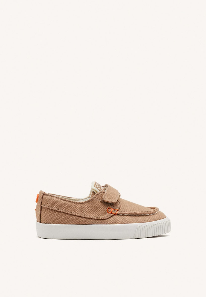 DEPORTIVO ESTILO NÁUTICO COLOR BEIGE CON ACENTOS DE COLOR PARA NIÑO Y NIÑA SLATINA