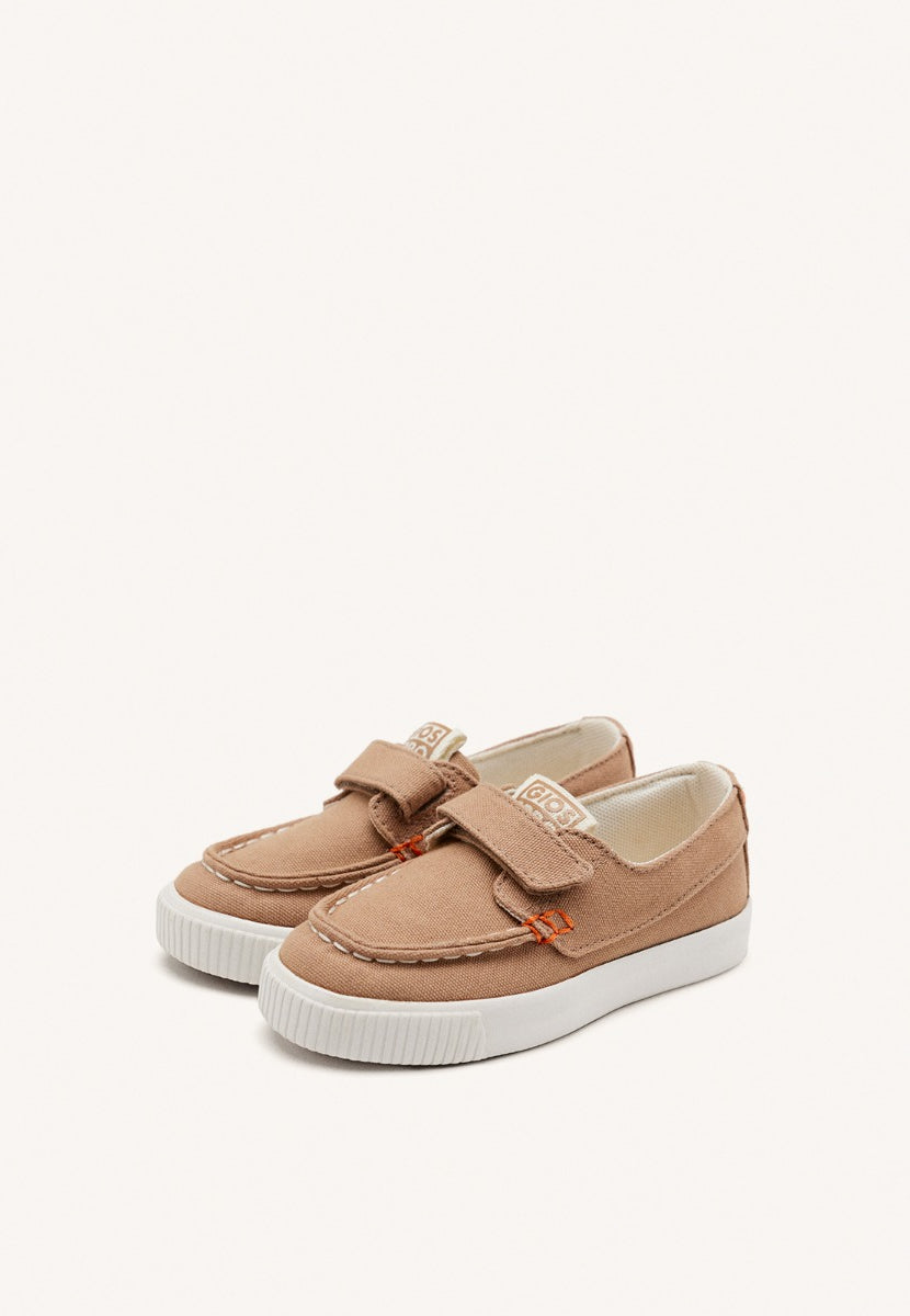 DEPORTIVO ESTILO NÁUTICO COLOR BEIGE CON ACENTOS DE COLOR PARA NIÑO Y NIÑA SLATINA