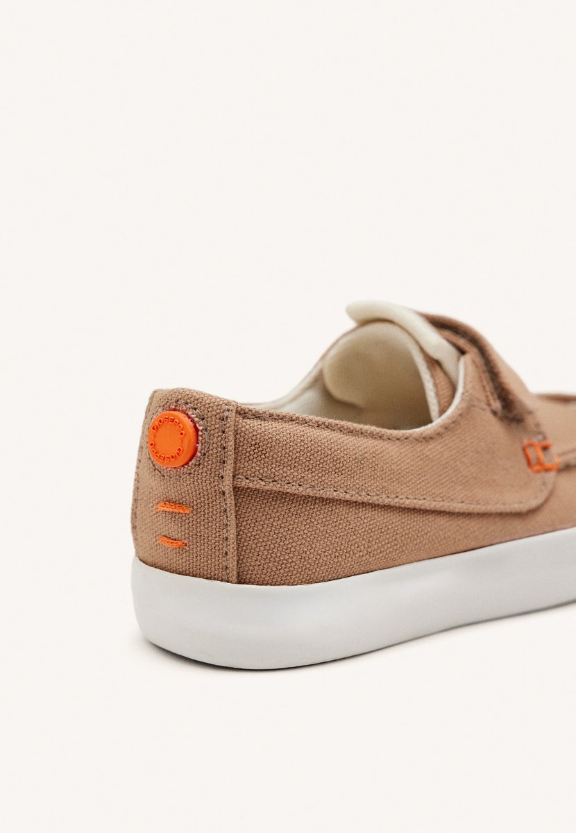 DEPORTIVO ESTILO NÁUTICO COLOR BEIGE CON ACENTOS DE COLOR PARA NIÑO Y NIÑA SLATINA