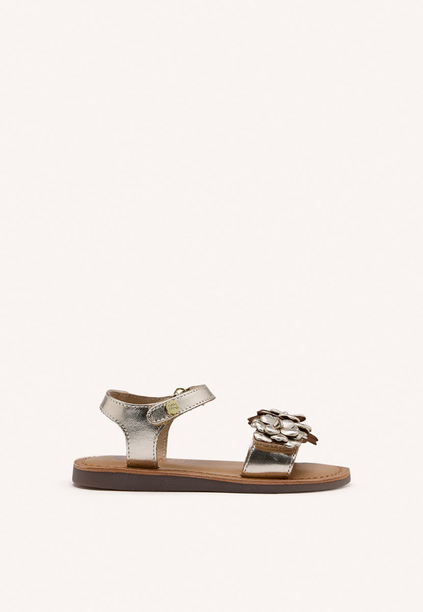 SANDALIAS DORADAS DE PIEL CON ADORNO DE FLORES PARA NIÑA Y NIÑO SHEGAN