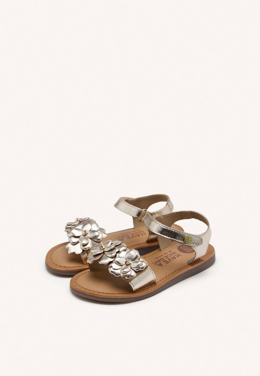SANDALIAS DORADAS DE PIEL CON ADORNO DE FLORES PARA NIÑA Y NIÑO SHEGAN